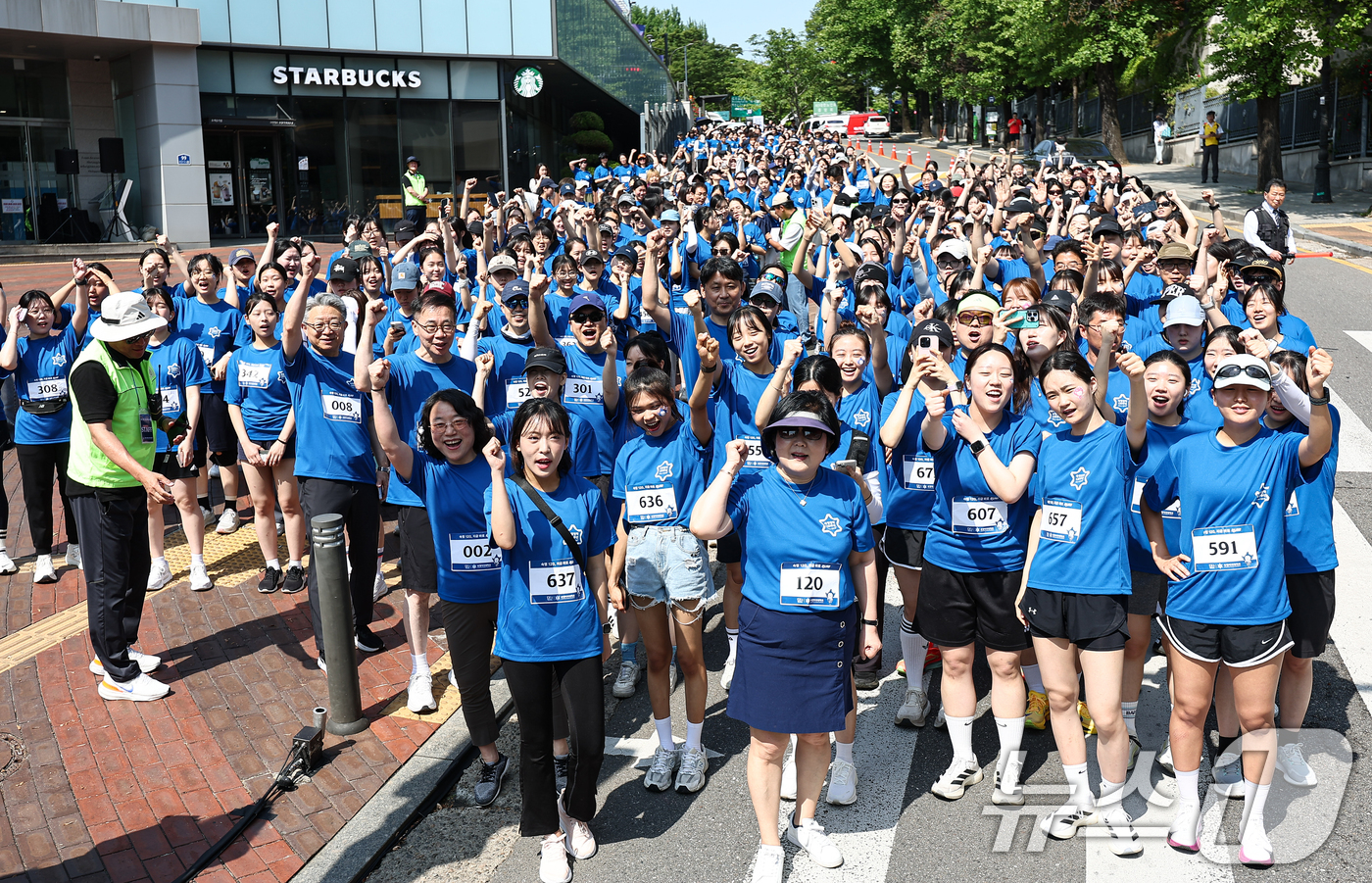 (서울=뉴스1) 김도우 기자 = 스승의 날인 15일 서울 용산구 숙명여자대학교에서 열린 '숙명 120, 지금 바로 RUN!'에서 교수와 학생들이 화이팅을 외치고 있다. 2026.5 …