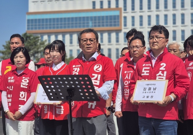 김홍규 "대통령에게 '비오니까 가시라' 한 적 없어"…우상호·김중남 고발