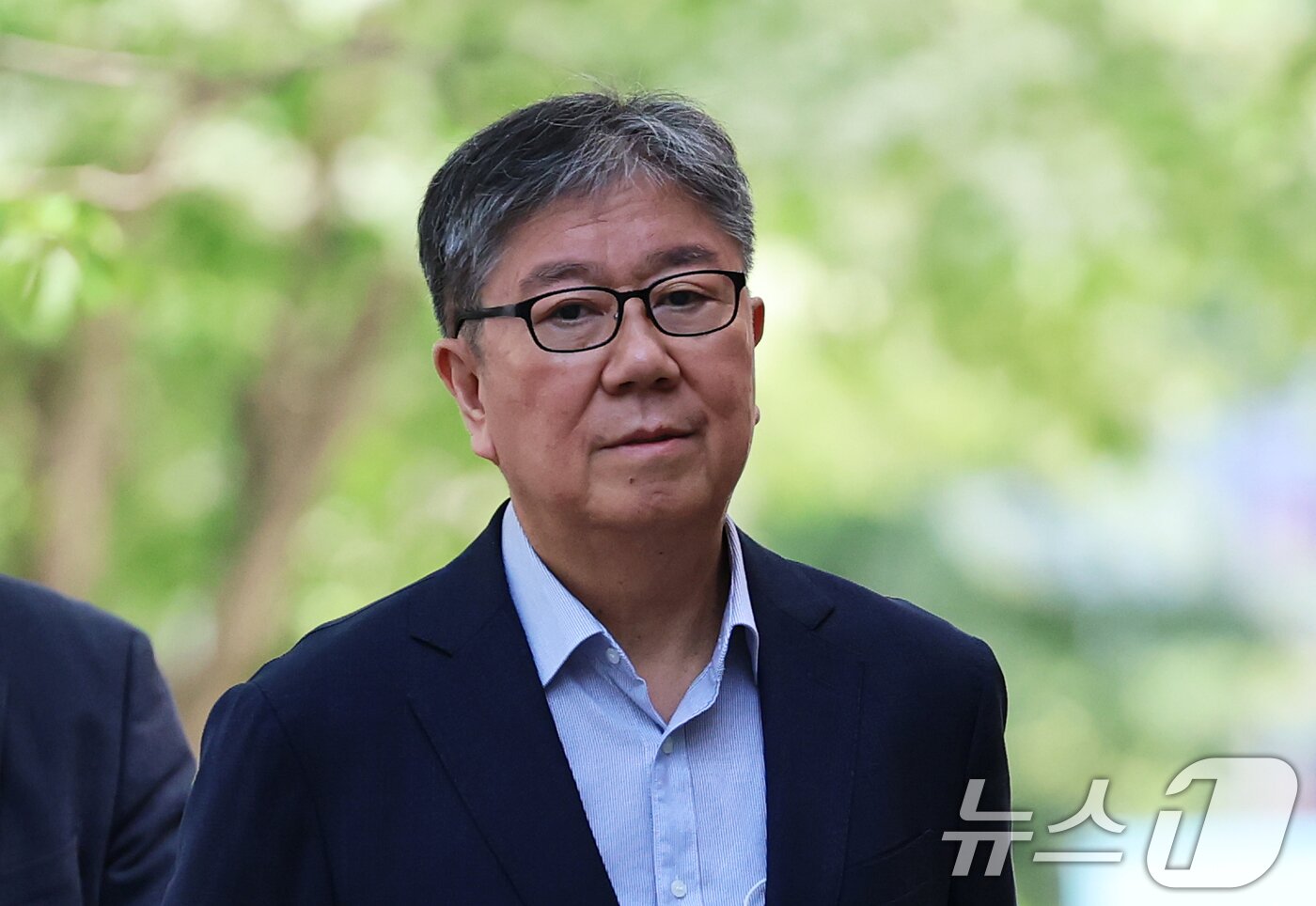 본문 이미지 - 김대기 전 대통령 비서실장이 15일 오전 윤석열 정부의 대통령실 및 관저 이전 특혜 의혹 관련 피의자 조사를 받기 위해 경기 과천 2차 종합특검 사무실로 출석하고 있다. 2026.5.15 ⓒ 뉴스1 오대일 기자