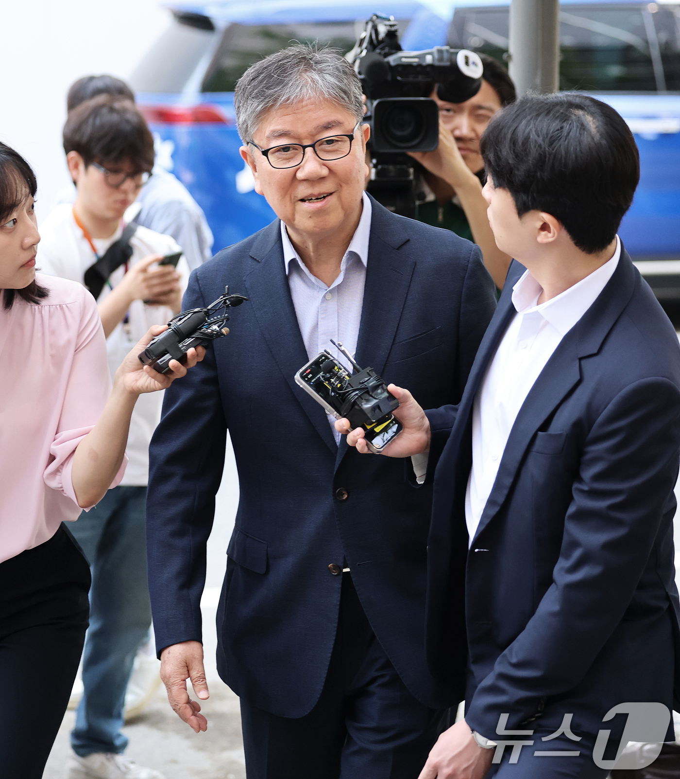 (과천=뉴스1) 오대일 기자 = 김대기 전 대통령 비서실장이 15일 오전 윤석열 정부의 대통령실 및 관저 이전 특혜 의혹 관련 피의자 조사를 받기 위해 경기 과천 2차 종합특검 사 …