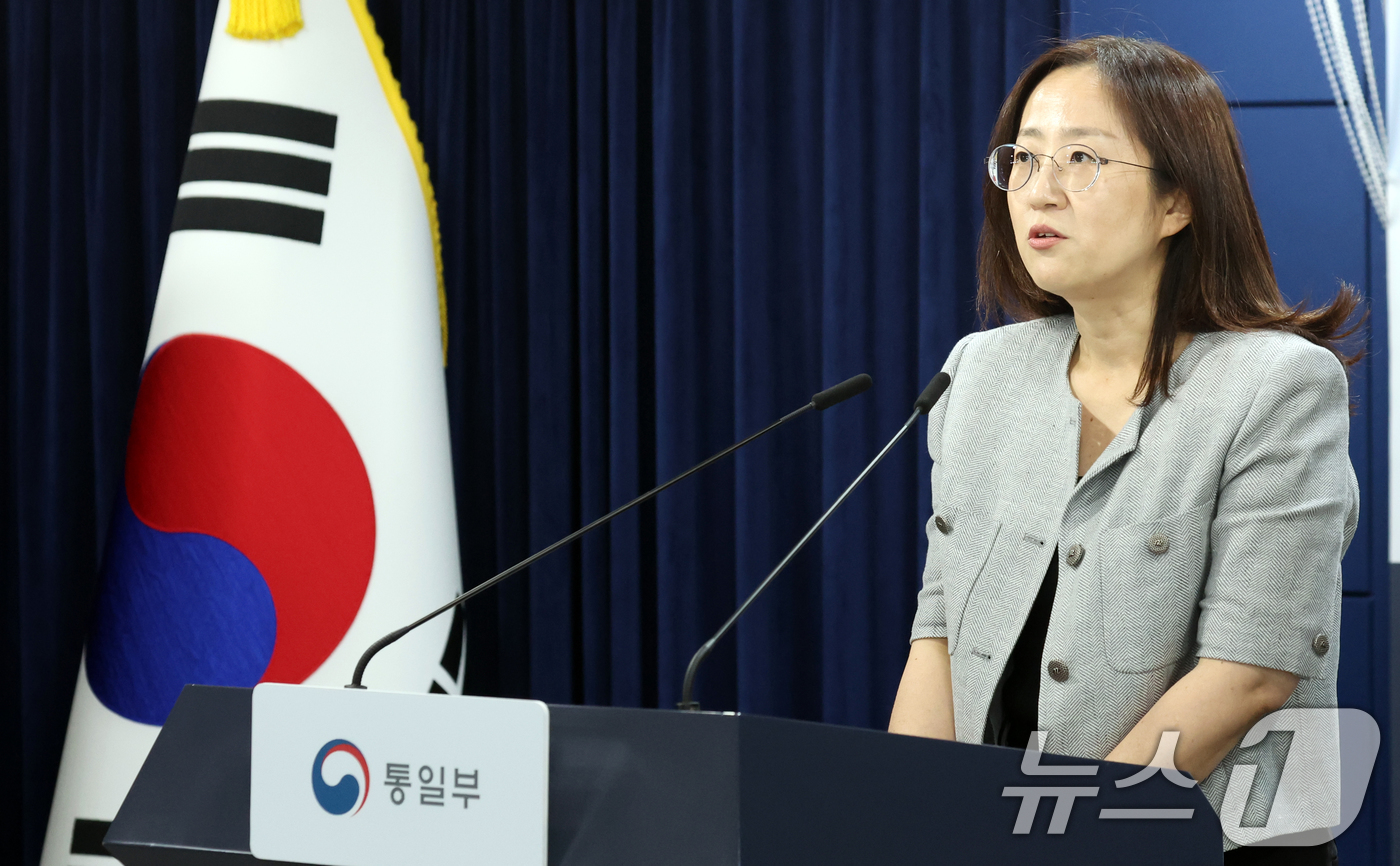 (서울=뉴스1) 김명섭 기자 = 장윤정 통일부 부대변인이 15일 오전 서울 종로구 세종대로 정부서울청사에서 정례브리핑을 하고 있다.  2026.5.15/뉴스1
