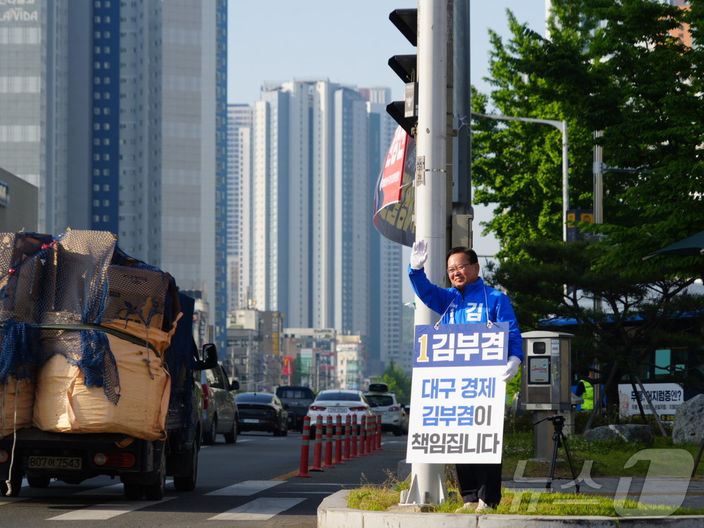 (대구=뉴스1) 남승렬 기자 = 김부겸 더불어민주당 대구시장 후보가 15일 오전 대구 달서구 죽전네거리에서 출근길 인사를 하고 있다. (김부겸 희망캠프 제공. 재판매 및 DB 금지 …