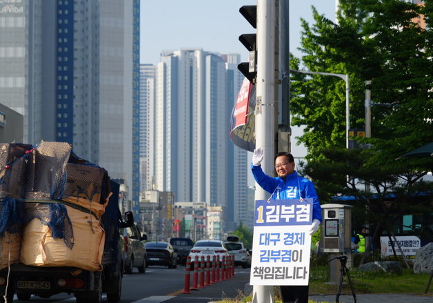 김부겸·추경호, 후보 등록 후 첫 주말 대구 전방위 표심 경쟁