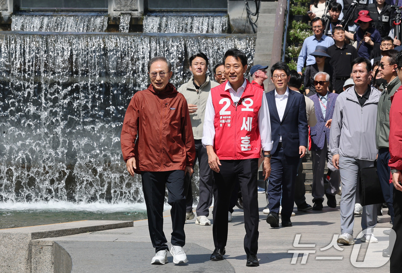 (서울=뉴스1) 박지혜 기자 = 오세훈 국민의힘 서울시장 후보가 15일 서울 청계천에서 이명박 전 대통령과 대화를 나누며 걷고 있다. 2026.5.15/뉴스1