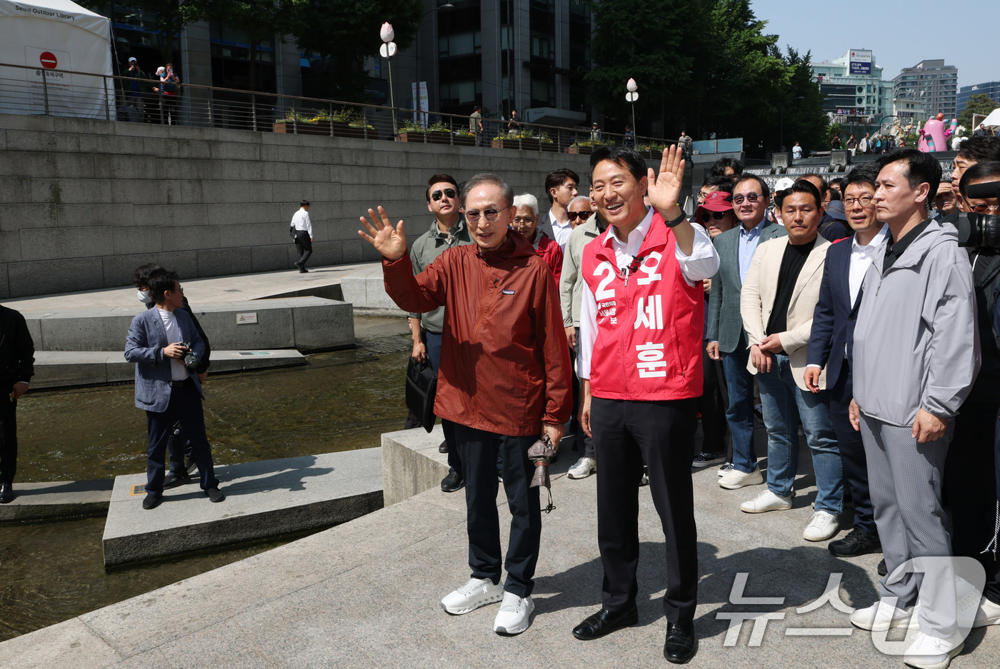 (서울=뉴스1) 박지혜 기자 = 오세훈 국민의힘 서울시장 후보가 15일 서울 청계천에서 만난 이명박 전 대통령과 시민들에게 인사하고 있다. 2026.5.15/뉴스1