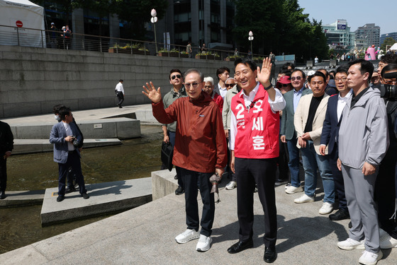 시민향해 인사하는 이명박·오세훈