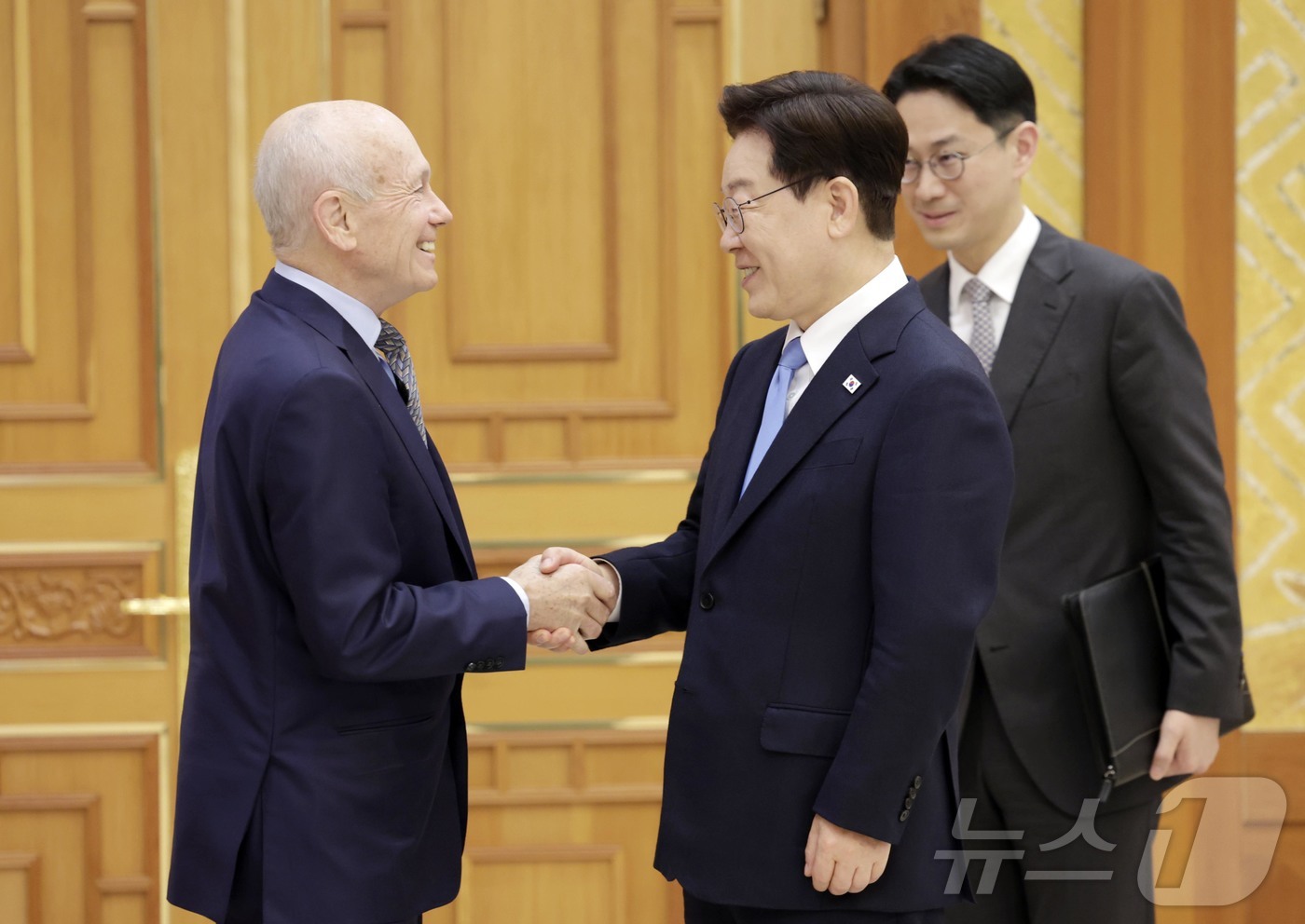 (서울=뉴스1) 허경 기자 = 이재명 대통령이 15일 청와대에서 피터 하윗 미국 브라운대 명예교수와 악수하고 있다. (청와대통신사진기자단) 2026.5.15/뉴스1