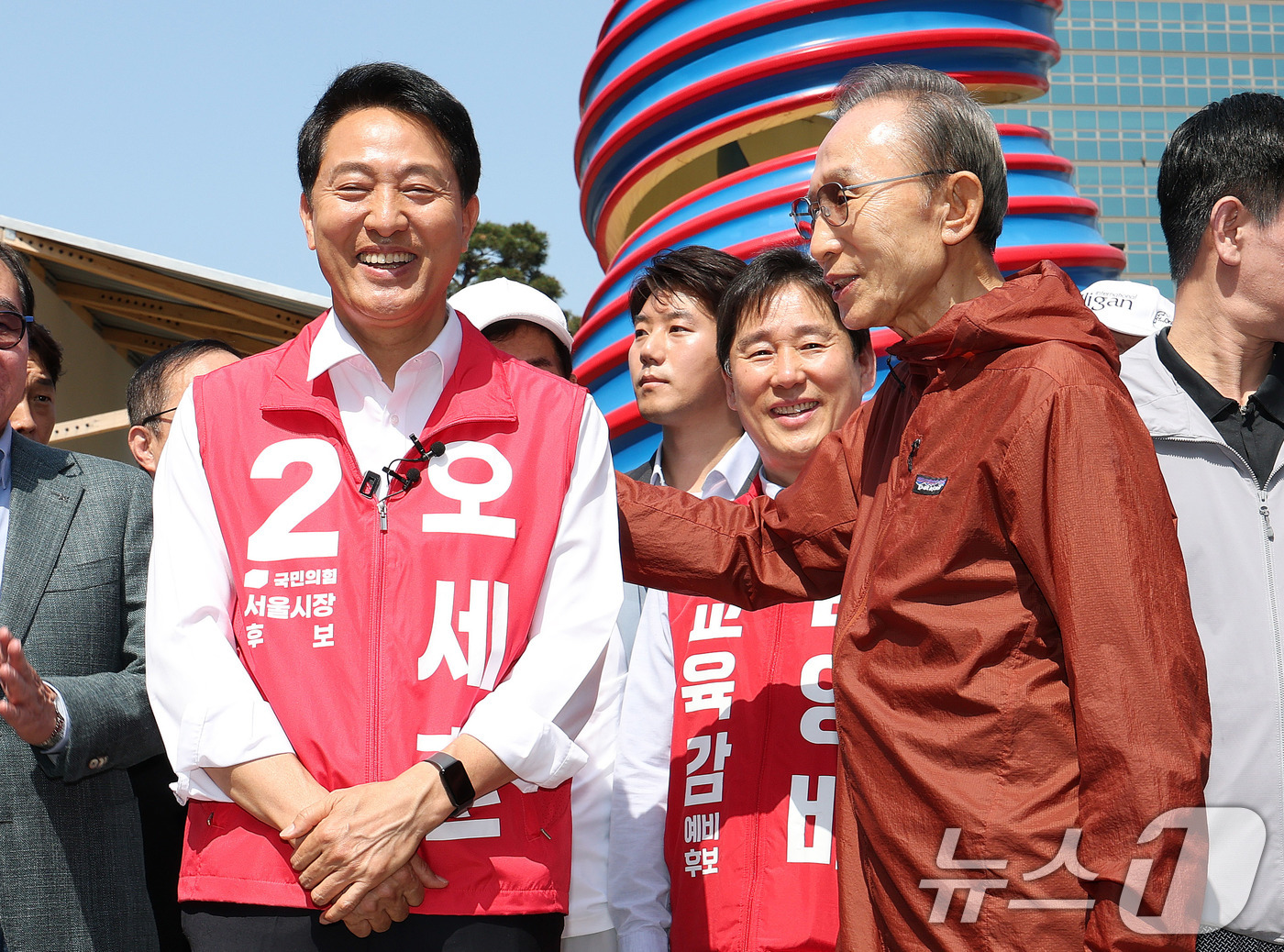 (서울=뉴스1) 박지혜 기자 = 오세훈 국민의힘 서울시장 후보가 15일 서울 청계광장에서 이명박 전 대통령을 만나 대화를 나누고 있다. 2026.5.15/뉴스1