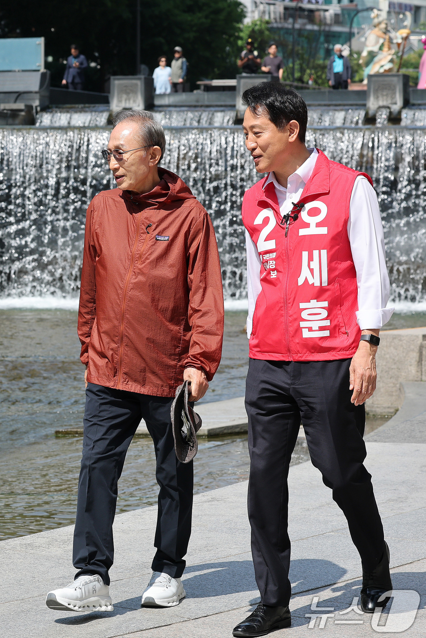 (서울=뉴스1) 박지혜 기자 = 오세훈 국민의힘 서울시장 후보가 15일 서울 청계천에서 이명박 전 대통령과 대화를 나누며 걷고 있다. 2026.5.15/뉴스1
