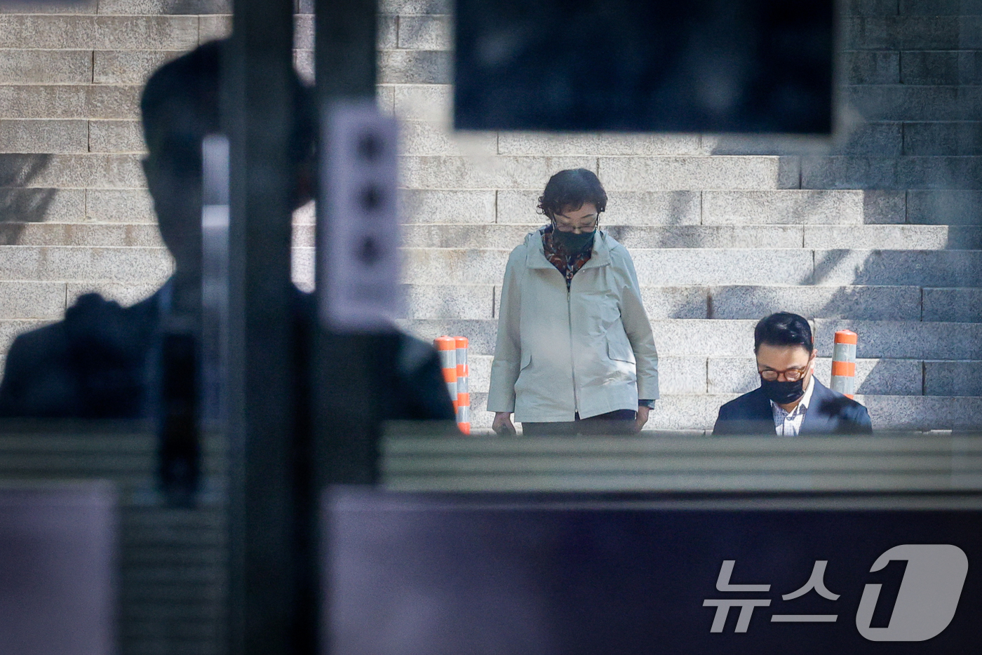 (서울=뉴스1) 안은나 기자 = 김건희 여사 모친 최은순 씨, 오빠 김진우 씨가 15일 오전 서울 서초구 중앙지방법원에서 '양평 공흥지구 개발사업 특혜 의혹'과 관련 특정경제범죄가 …