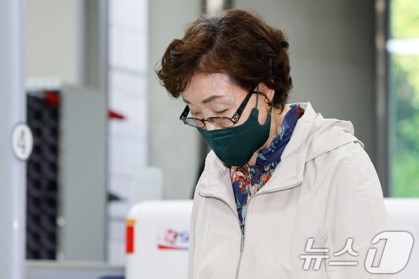 (서울=뉴스1) 안은나 기자 = 김건희 여사 모친 최은순 씨가 15일 오전 서울 서초구 중앙지방법원에서 '양평 공흥지구 개발사업 특혜 의혹'과 관련 특정경제범죄가중처벌등에관한법률위 …