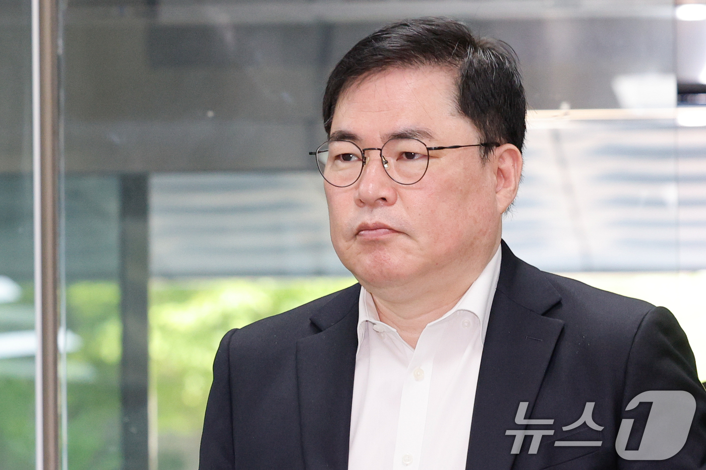(서울=뉴스1) 안은나 기자 = '대장동 비리 의혹' 관련 구속기한 만료로 지난달 출소한 유동규 전 성남도시개발공사 기획본부장이 15일 오전 서울 서초구 고등법원에서 열린 특정범죄 …