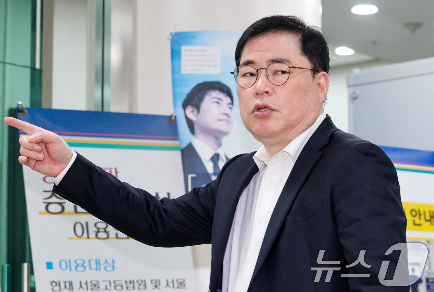 (서울=뉴스1) 안은나 기자 = '대장동 비리 의혹' 관련 구속기한 만료로 지난달 출소한 유동규 전 성남도시개발공사 기획본부장이 15일 오전 서울 서초구 고등법원에서 열린 특정범죄 …