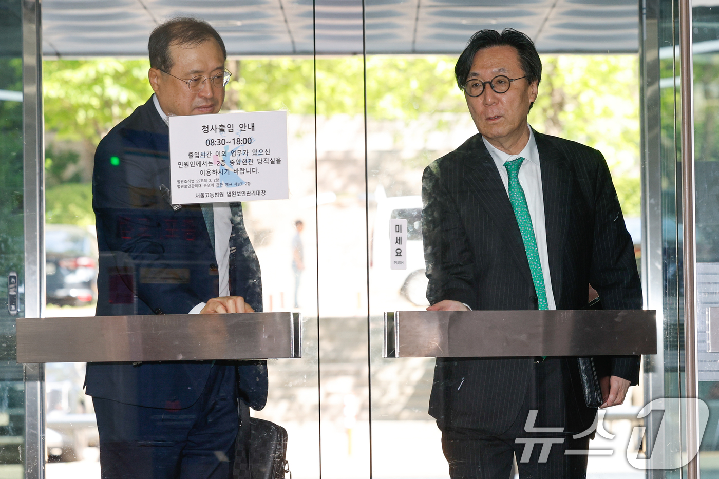 (서울=뉴스1) 안은나 기자 = 장호진 전 국가안보실장(오른쪽)이 15일 서울 서초구 중앙지방법원에서 이종섭 전 국방부 장관의 호주 도피 의혹 관련 공판에 출석하고 있다. 2026 …