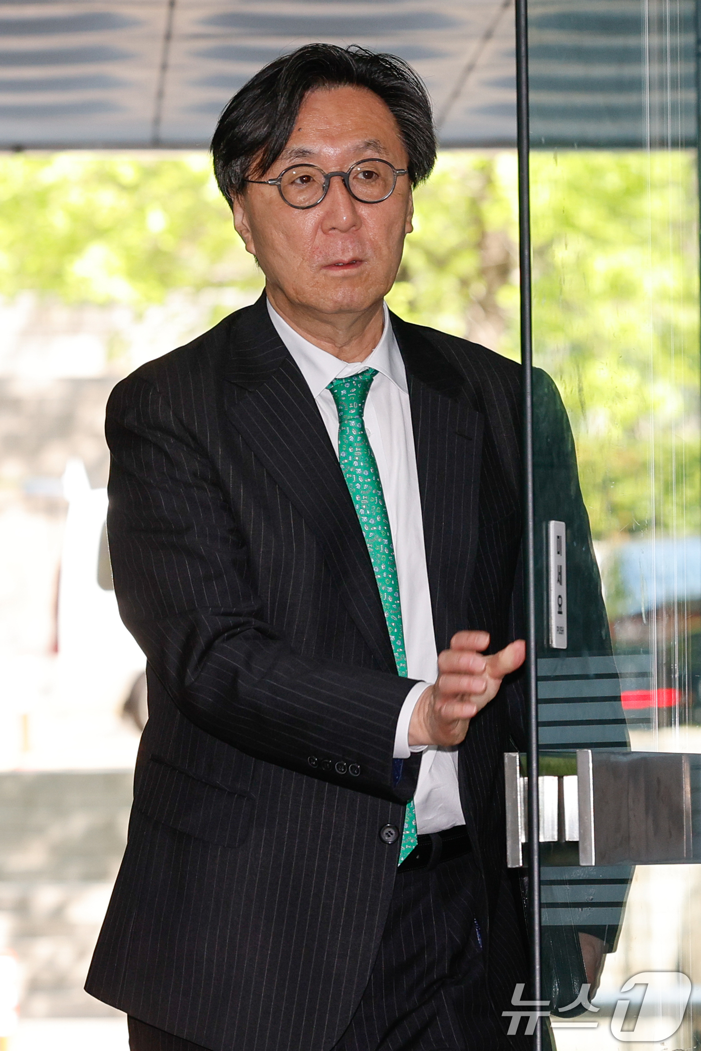 (서울=뉴스1) 안은나 기자 = 장호진 전 국가안보실장이 15일 서울 서초구 중앙지방법원에서 이종섭 전 국방부 장관의 호주 도피 의혹 관련 공판에 출석하고 있다. 2026.5.15 …