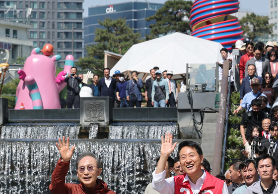 시민들에게 인사하는 이명박·오세훈