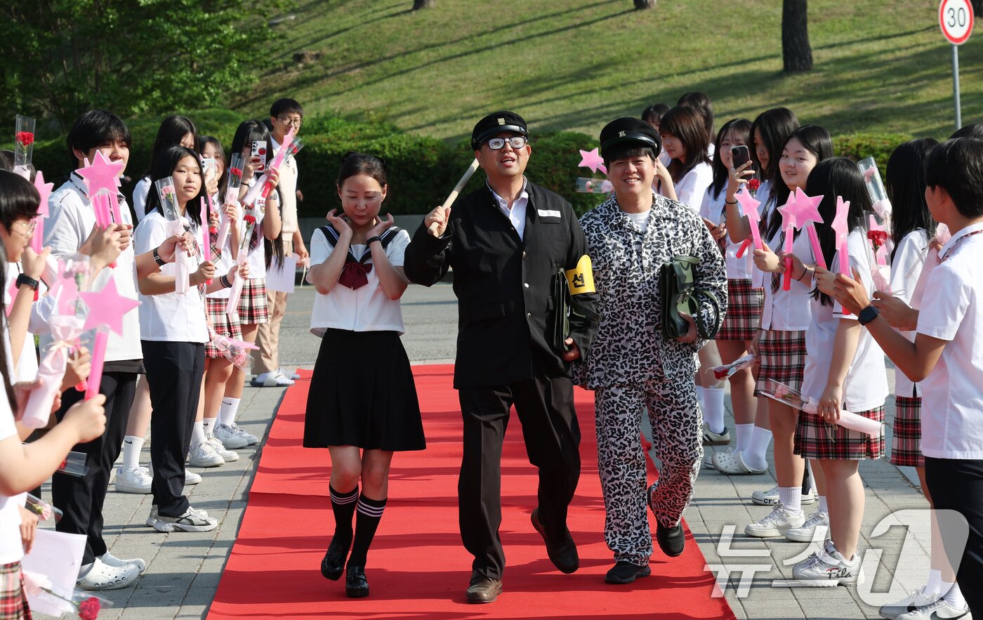 본문 이미지 - 스승의 날인 15일 경기 수원시 팔달구 매향중학교에서 열린 스승의 날 기념 등굣길 레드카펫 행사에서 선생님들이 레드카펫에 올라 학생들에게 감사 인사를 전하고 있다. 올해로 5회째를 맞은 이번 행사는 학생회 학생들이 주도적으로 참여해 선생님들의 헌신과 노고에 대한 존경과 감사의 마음을 전했다. 2026.5.15 ⓒ 뉴스1 김영운 기자