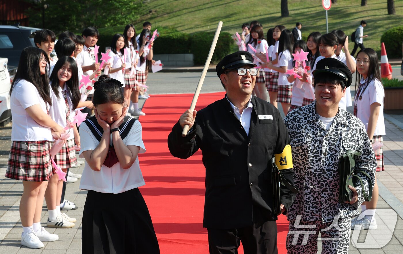 본문 이미지 - 스승의 날인 15일 경기 수원시 팔달구 매향중학교에서 열린 스승의 날 기념 등굣길 레드카펫 행사에서 선생님들이 레드카펫에 올라 학생들에게 감사 인사를 전하고 있다. 올해로 5회째를 맞은 이번 행사는 학생회 학생들이 주도적으로 참여해 선생님들의 헌신과 노고에 대한 존경과 감사의 마음을 전했다. 2026.5.15 ⓒ 뉴스1 김영운 기자