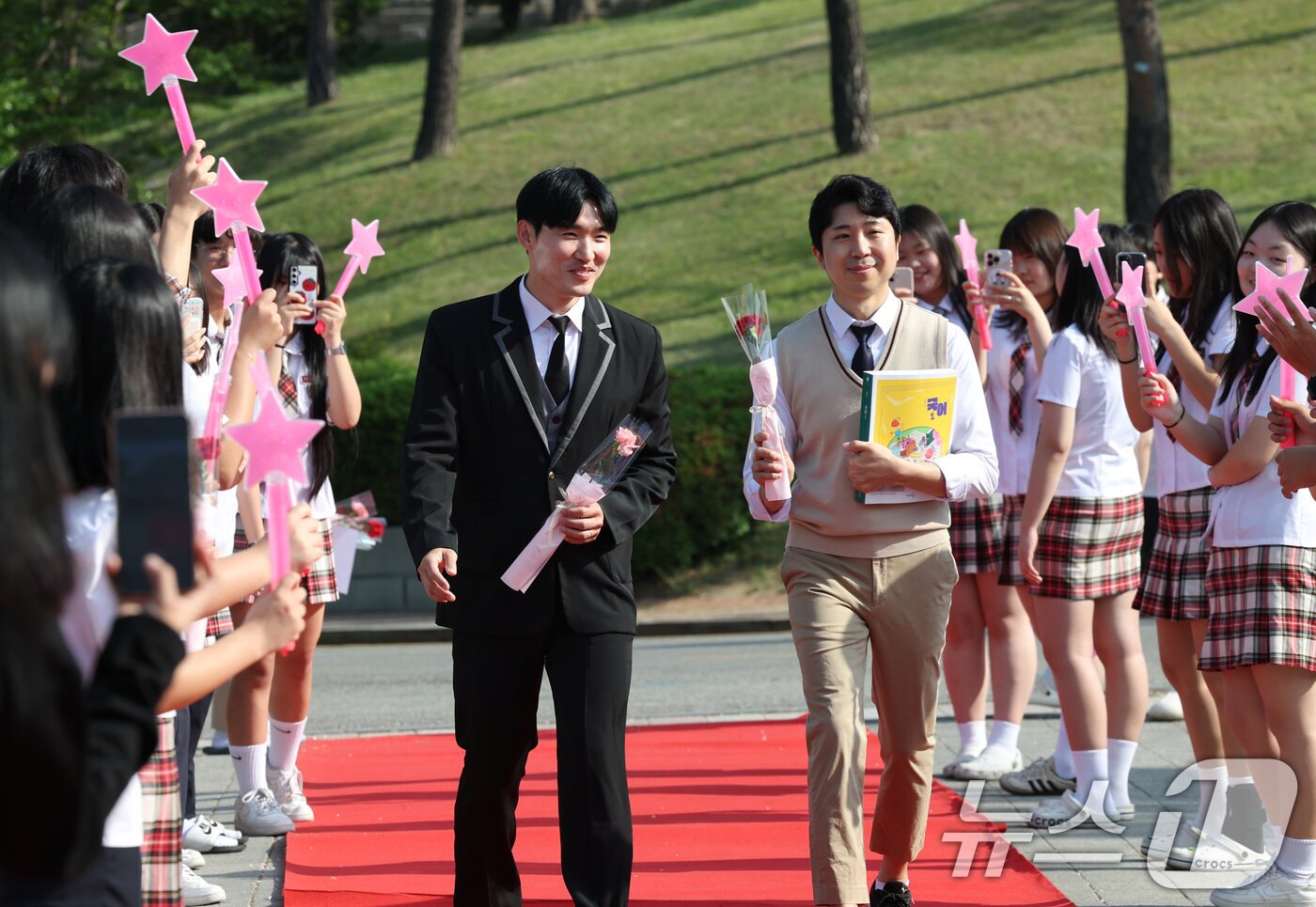 본문 이미지 - 스승의 날인 15일 경기 수원시 팔달구 매향중학교에서 열린 스승의 날 기념 등굣길 레드카펫 행사에서 선생님들이 레드카펫에 올라 학생들에게 감사 인사를 전하고 있다. 올해로 5회째를 맞은 이번 행사는 학생회 학생들이 주도적으로 참여해 선생님들의 헌신과 노고에 대한 존경과 감사의 마음을 전했다. 2026.5.15 ⓒ 뉴스1 김영운 기자