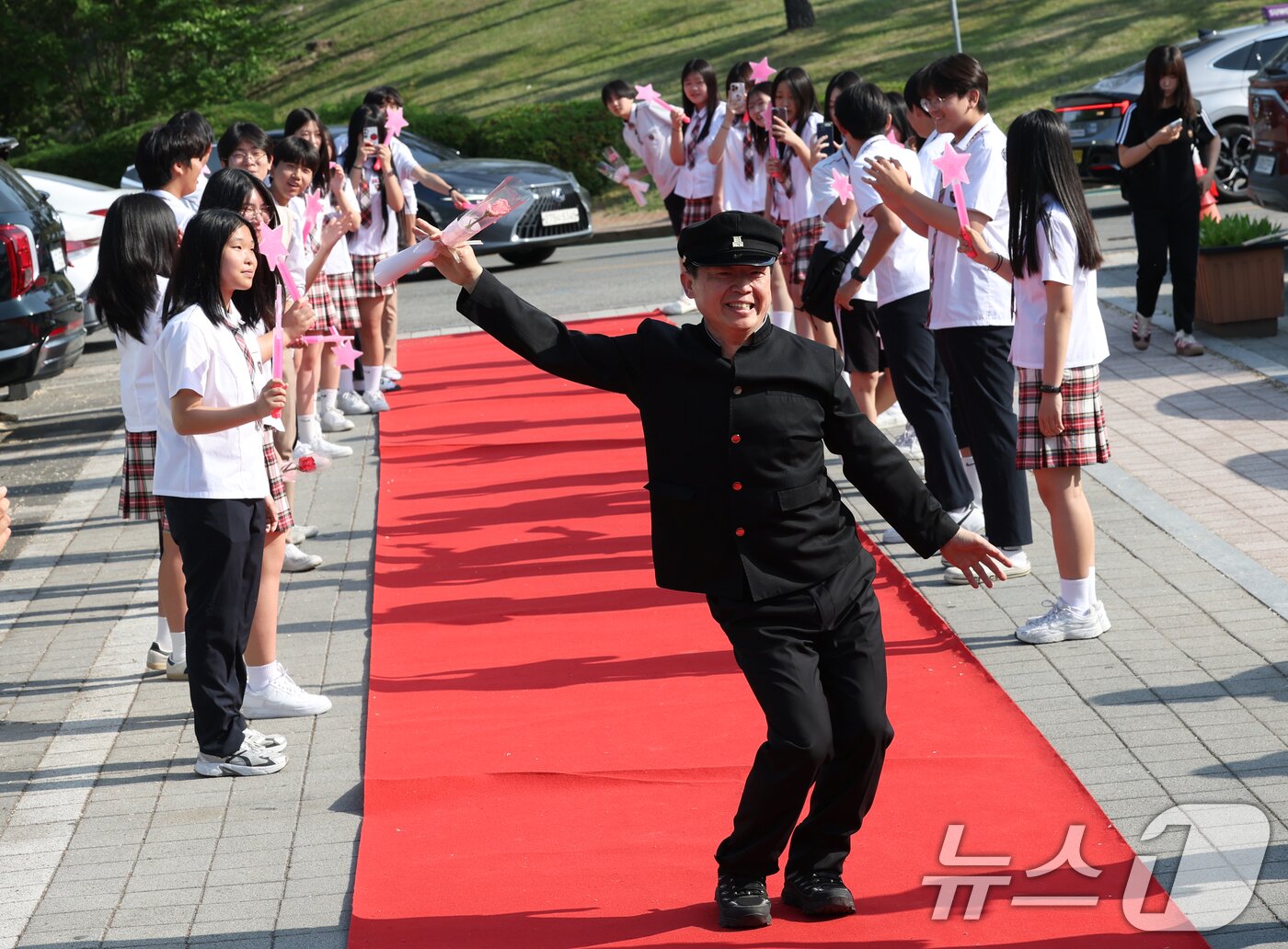 본문 이미지 - 스승의 날인 15일 경기 수원시 팔달구 매향중학교에서 열린 스승의 날 기념 등굣길 레드카펫 행사에서 선생님들이 레드카펫에 올라 학생들에게 감사 인사를 전하고 있다. 올해로 5회째를 맞은 이번 행사는 학생회 학생들이 주도적으로 참여해 선생님들의 헌신과 노고에 대한 존경과 감사의 마음을 전했다. 2026.5.15 ⓒ 뉴스1 김영운 기자