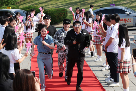 [뉴스1 PICK] '선생님이 행복한 스승의 날'…스승의날 맞아 제자들과 함께 레드카펫 행진