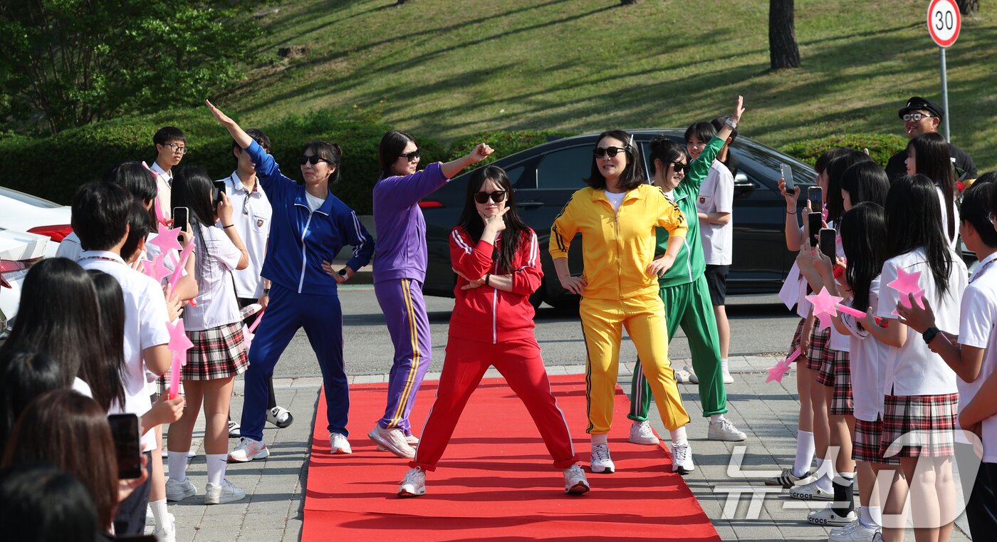 본문 이미지 - 스승의 날인 15일 경기 수원시 팔달구 매향중학교에서 열린 스승의 날 기념 등굣길 레드카펫 행사에서 선생님들이 레드카펫에 올라 학생들에게 감사 인사를 전하고 있다. 올해로 5회째를 맞은 이번 행사는 학생회 학생들이 주도적으로 참여해 선생님들의 헌신과 노고에 대한 존경과 감사의 마음을 전했다. 2026.5.15 ⓒ 뉴스1 김영운 기자