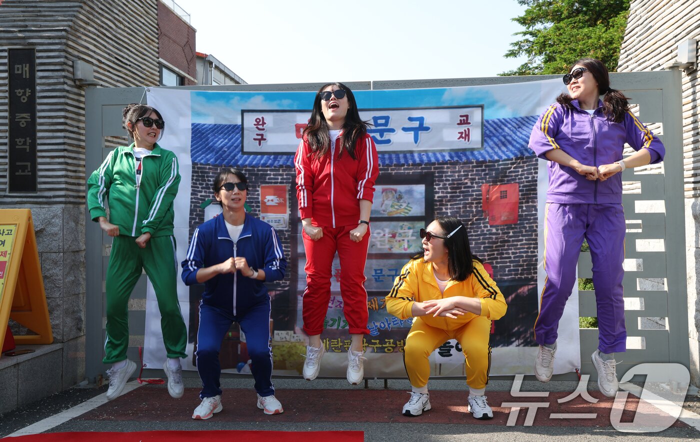 본문 이미지 - 스승의 날인 15일 경기 수원시 팔달구 매향중학교에서 열린 스승의 날 기념 등굣길 레드카펫 행사에서 선생님들이 기념촬영을 하고 있다. 올해로 5회째를 맞은 이번 행사는 학생회 학생들이 주도적으로 참여해 선생님들의 헌신과 노고에 대한 존경과 감사의 마음을 전했다. 2026.5.15 ⓒ 뉴스1 김영운 기자
