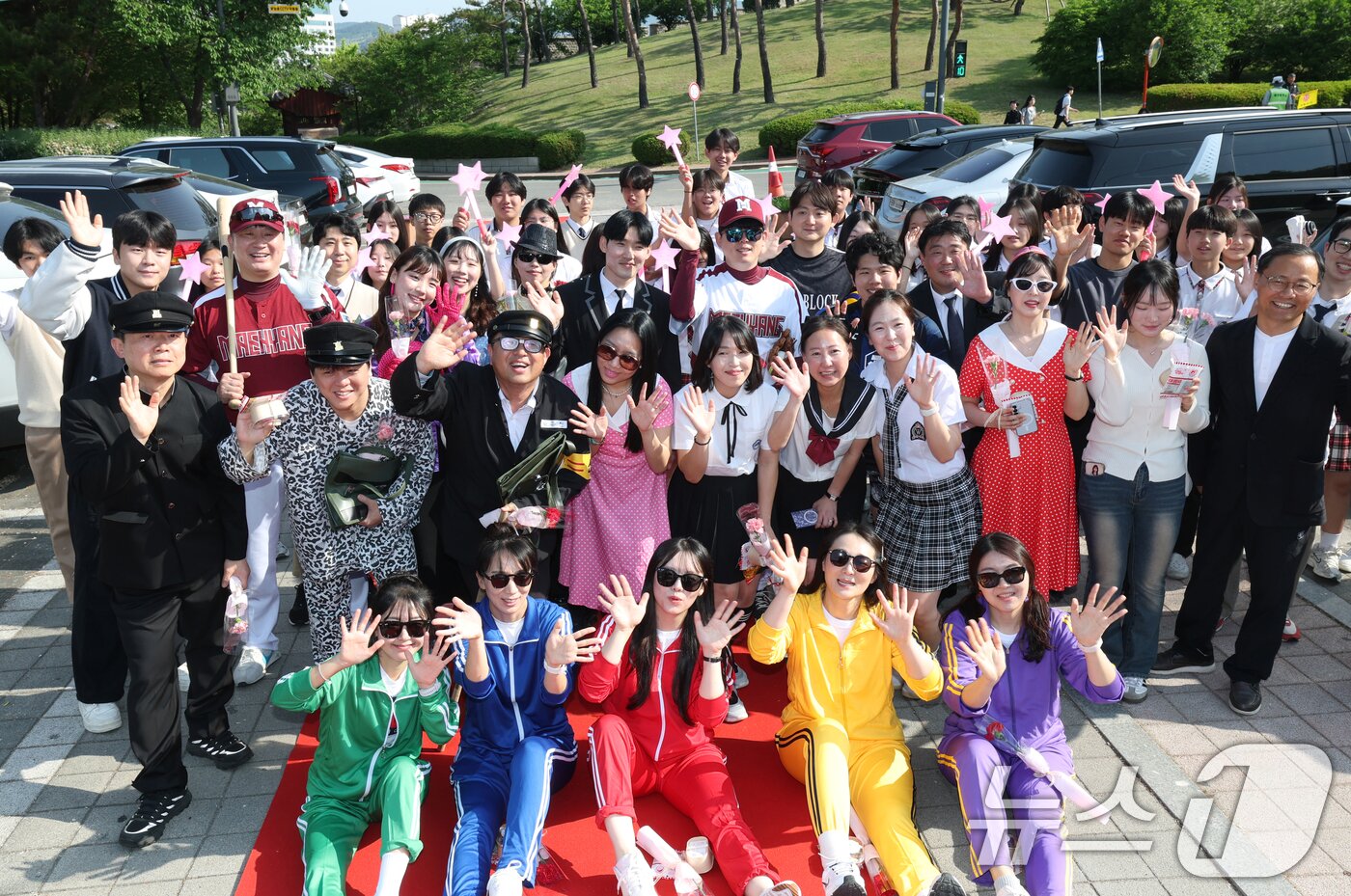 본문 이미지 - 스승의 날인 15일 경기 수원시 팔달구 매향중학교에서 열린 스승의 날 기념 등굣길 레드카펫 행사에서 선생님들과 학생들이 기념촬영을 하고 있다. 올해로 5회째를 맞은 이번 행사는 학생회 학생들이 주도적으로 참여해 선생님들의 헌신과 노고에 대한 존경과 감사의 마음을 전했다. 2026.5.15 ⓒ 뉴스1 김영운 기자