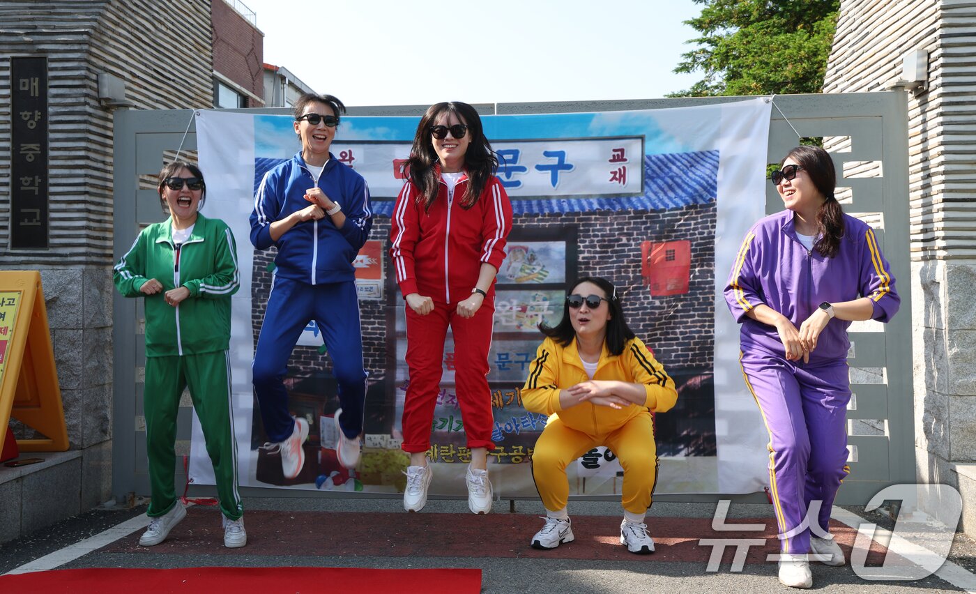본문 이미지 - 스승의 날인 15일 경기 수원시 팔달구 매향중학교에서 열린 스승의 날 기념 등굣길 레드카펫 행사에서 선생님들이 기념촬영을 하고 있다. 올해로 5회째를 맞은 이번 행사는 학생회 학생들이 주도적으로 참여해 선생님들의 헌신과 노고에 대한 존경과 감사의 마음을 전했다. 2026.5.15 ⓒ 뉴스1 김영운 기자