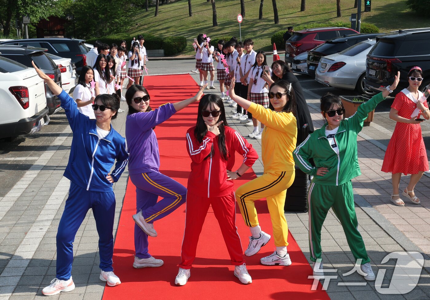 본문 이미지 - 스승의 날인 15일 경기 수원시 팔달구 매향중학교에서 열린 스승의 날 기념 등굣길 레드카펫 행사에서 선생님들이 레드카펫에 올라 학생들에게 감사 인사를 전하고 있다. 올해로 5회째를 맞은 이번 행사는 학생회 학생들이 주도적으로 참여해 선생님들의 헌신과 노고에 대한 존경과 감사의 마음을 전했다. 2026.5.15 ⓒ 뉴스1 김영운 기자