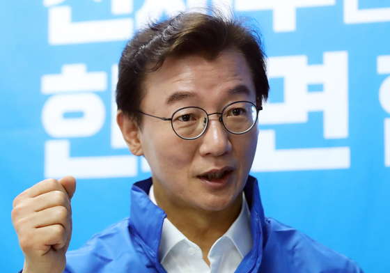 'MB 부산 방문'에…전재수 선대위 "동남권 신공항 막은 장본인"