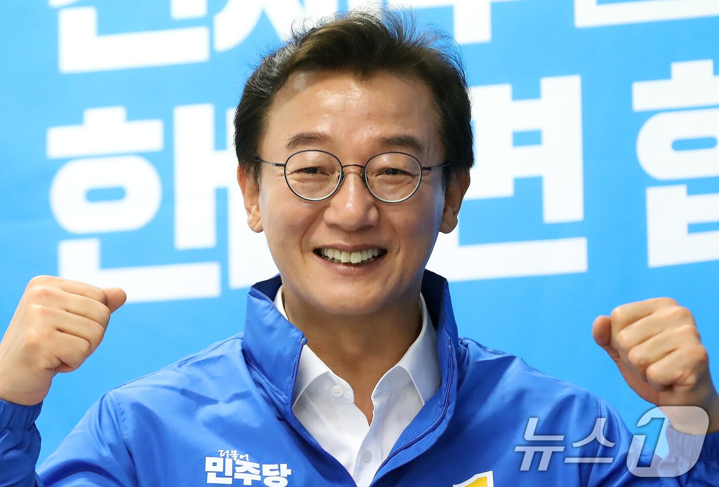 본문 이미지 - 전재수 더불어민주당 부산시장 후보가 15일 부산 부산진구 선거사무소에서 뉴스1과 인터뷰를 하고 있다. ⓒ 뉴스1 윤일지 기자