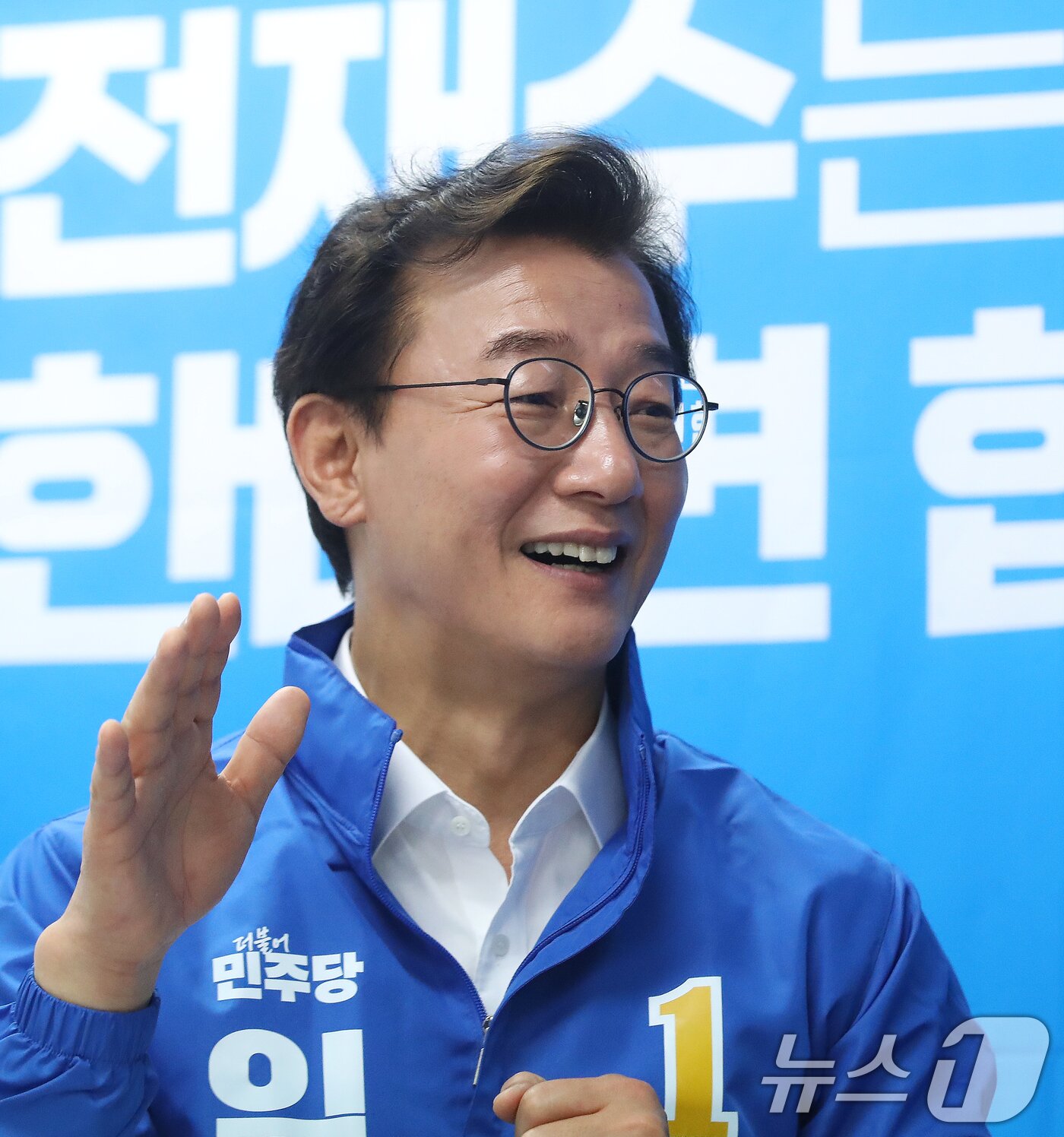 본문 이미지 - 전재수 더불어민주당 부산시장 후보가 15일 부산 부산진구 선거사무소에서 뉴스1과 인터뷰를 하고 있다. 2026.5.15 ⓒ 뉴스1 윤일지 기자