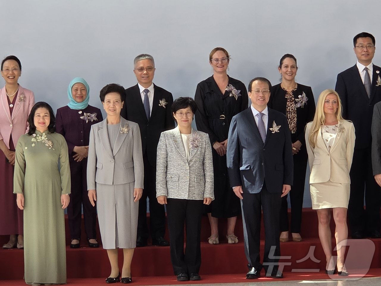 (서울=뉴스1) = 원민경 성평등가족부 장관이 15일(현지시간) 중국 상하이에서 열린 2026년 APEC 여성경제회의(WEF)에서 각국 대표단과 기념 촬영을 하고 있다. (성평등가 …