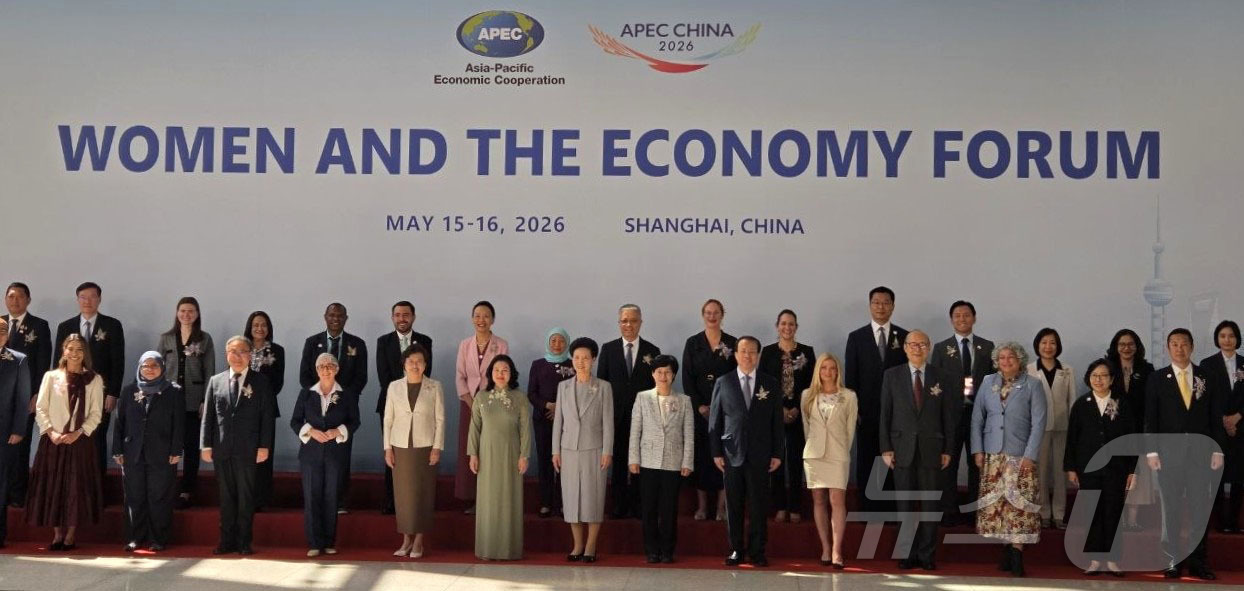 (서울=뉴스1) = 원민경 성평등가족부 장관이 15일(현지시간) 중국 상하이에서 열린 2026년 APEC 여성경제회의(WEF)에서 각국 대표단과 기념 촬영을 하고 있다. (성평등가 …