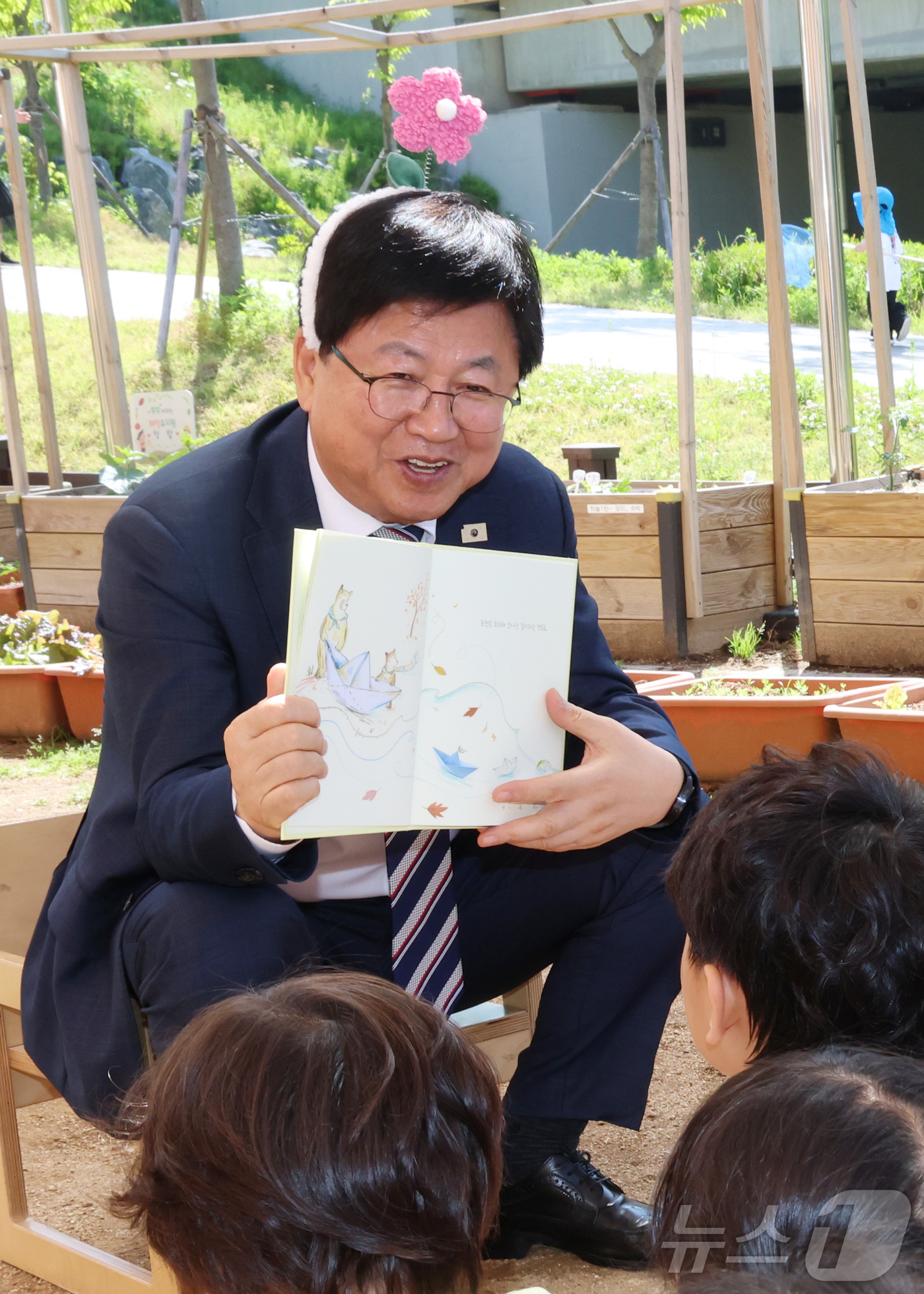 (세종=뉴스1) 김기남 기자 = 최교진 교육부 장관이 스승의날인 15일 세종시 해밀동 해밀유치원을 방문해 어린이들에게 동화책 읽어주기 수업을 하고 있다. 2026.5.15/뉴스1