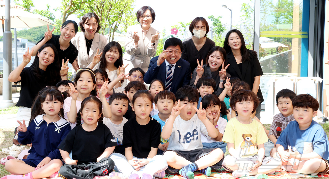 (세종=뉴스1) 김기남 기자 = 최교진 교육부 장관이 스승의날인 15일 세종시 해밀동 해밀유치원을 방문해 어린이들과 함께 기념촬영을 하고 있다. 2026.5.15/뉴스1