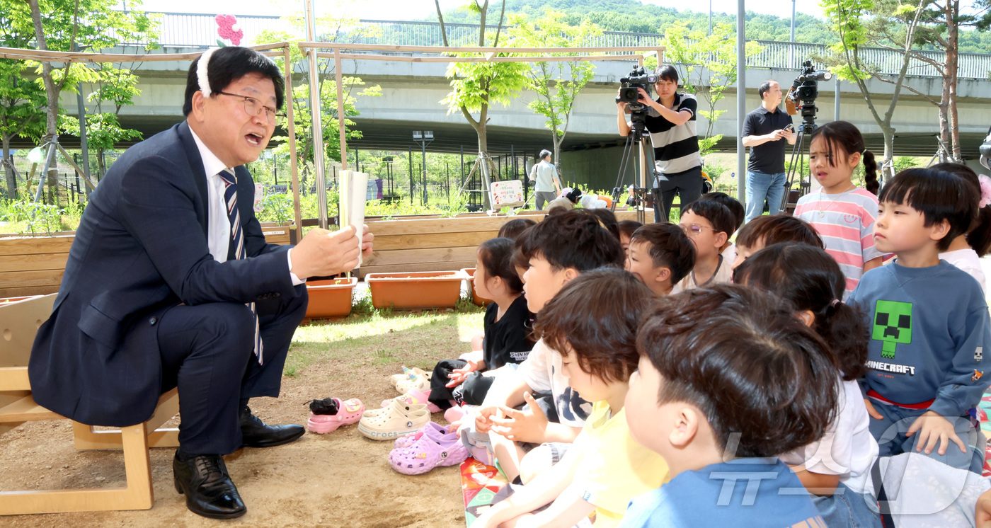 (세종=뉴스1) 김기남 기자 = 최교진 교육부 장관이 스승의날인 15일 세종시 해밀동 해밀유치원을 방문해 어린이들에게 동화책 읽어주기 수업을 하고 있다. 2026.5.15/뉴스1