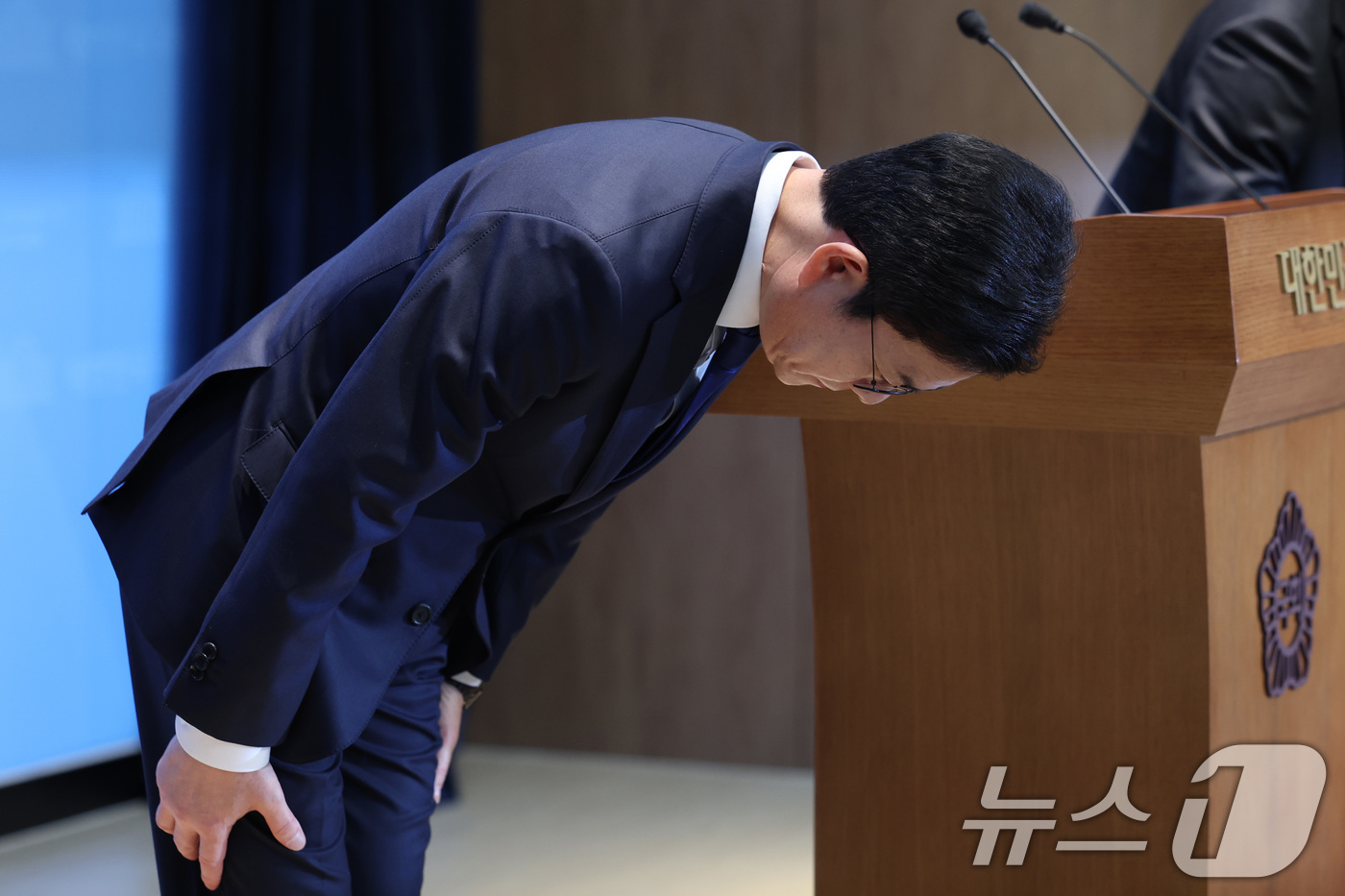 (서울=뉴스1) 신웅수 기자 = 정원오 더불어민주당 서울시장 후보가 15일 서울 여의도 국회 소통관에서 열린 공약 발표 기자 회견에서 인사하고 있다. 2026.5.15/뉴스1