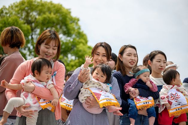 日서 퍼지는 '밤 울음 카페'…우는 아기 엄마들의 심야 피난처