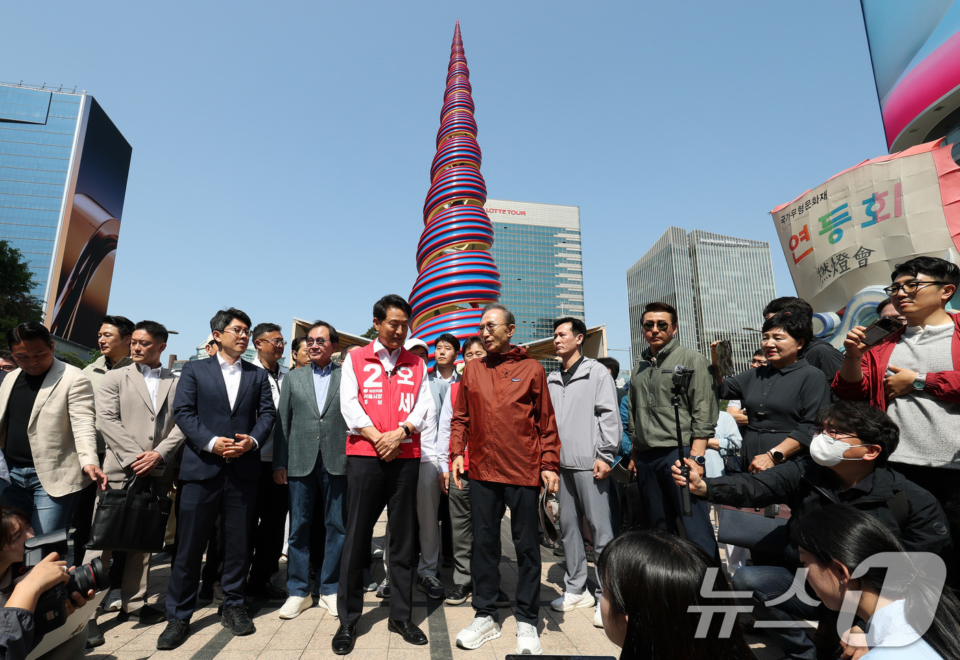 (서울=뉴스1) 박지혜 기자 = 오세훈 국민의힘 서울시장 후보가 15일 서울 청계광장에서 이명박 전 대통령을 만나 대화를 나누고 있다. 2026.5.15/뉴스1