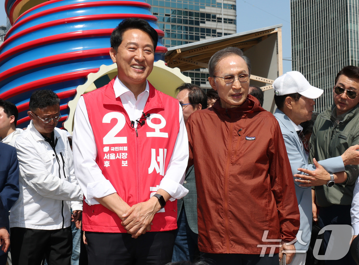 청계광장에서 대화하는 오세훈 후보와 이명박 전 대통령