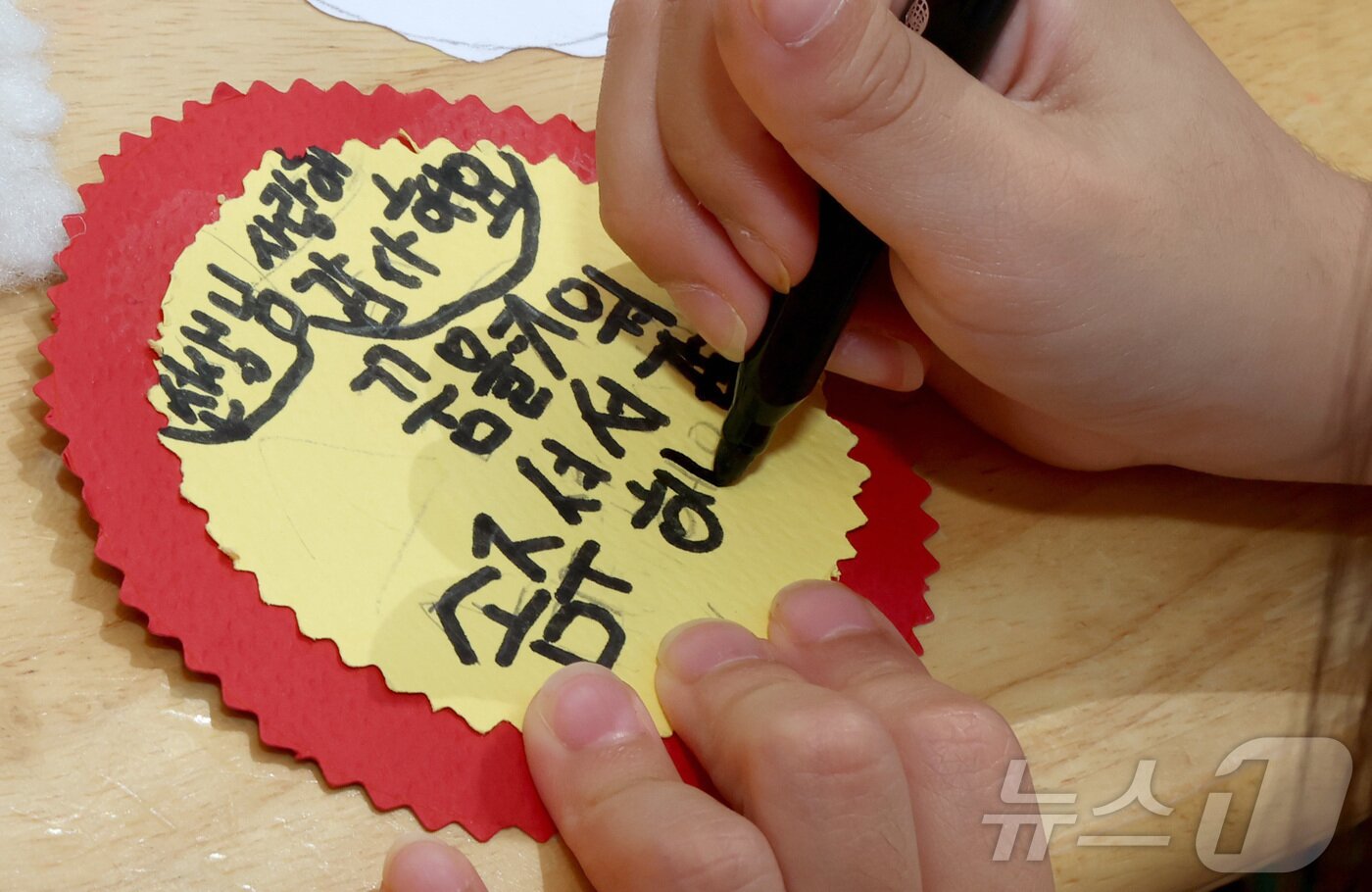 본문 이미지 - 15일 세종시 해밀유치원에서 어린이들이 생애 첫 선생님에 대한 감사의 마음을 담은 카네이션을 만들고 있다. 2026.5.15 ⓒ 뉴스1 김기남 기자