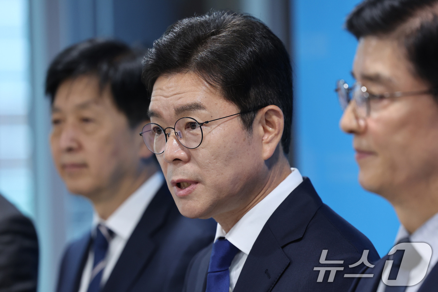 (서울=뉴스1) 신웅수 기자 = 정원오 더불어민주당 서울시장 후보가 15일 서울 여의도 국회 소통관에서 공약 발표 기자회견을 마친 후 취재진의 질의에 답변하고 있다. 2026.5. …