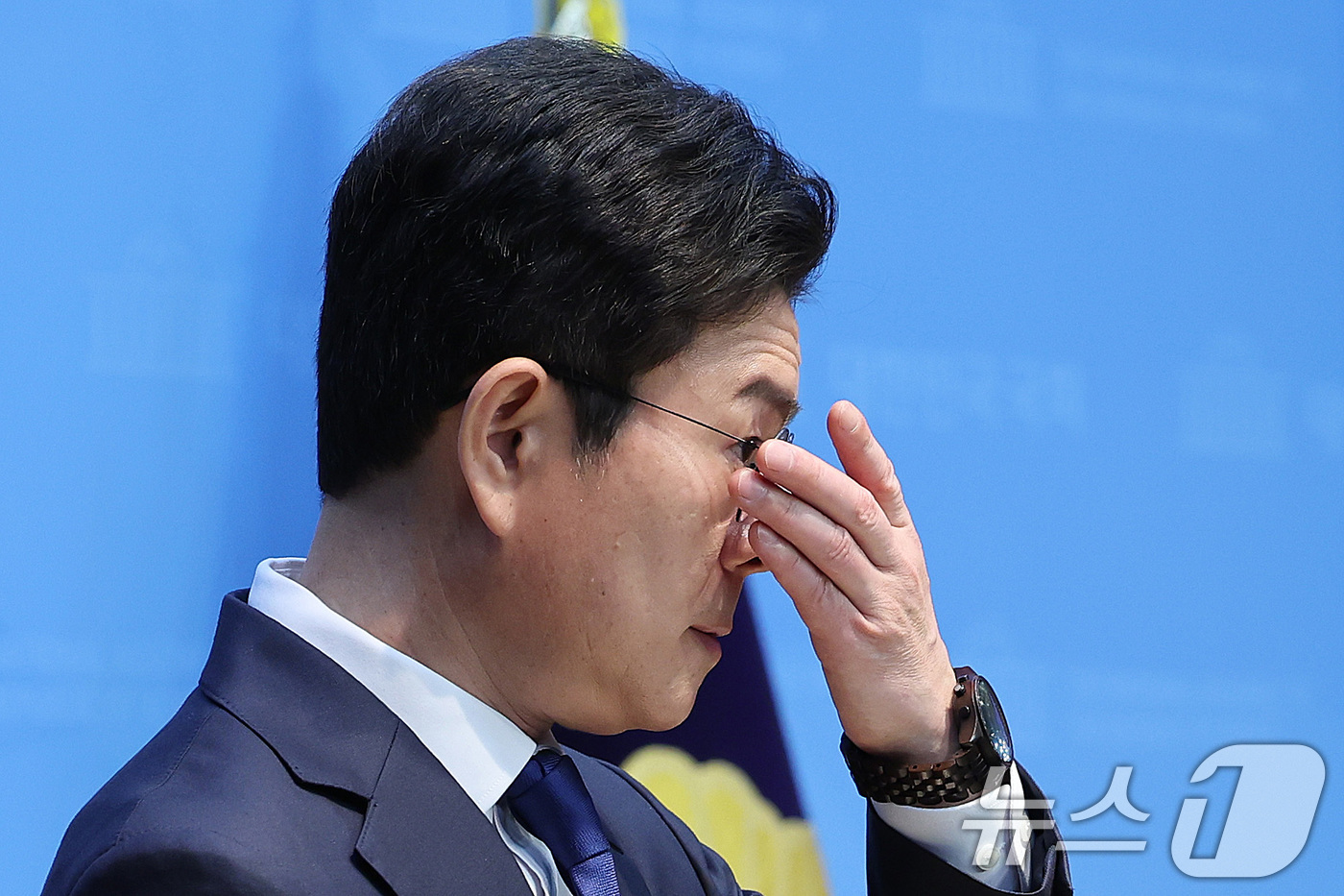 (서울=뉴스1) 신웅수 기자 = 정원오 더불어민주당 서울시장 후보가 15일 서울 여의도 국회 소통관에서 열린 공약 발표 기자회견에서 안경을 고쳐쓰고 있다. 2026.5.15/뉴스1 …