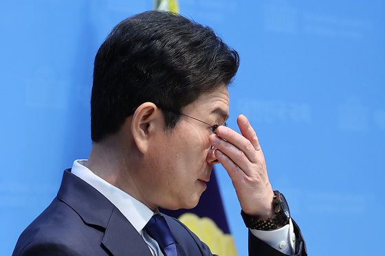 안경 고쳐쓰는 정원오