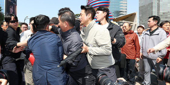 오세훈·이명박 '청계천 회동' 중 기습 시위