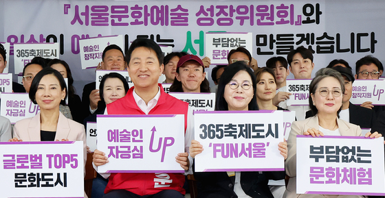 문화예술인들과 기념촬영하는 오세훈 후보
