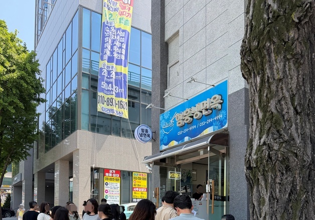 초여름 날씨에 냉면집 만석…강릉 해변엔 이른 피서객 발길