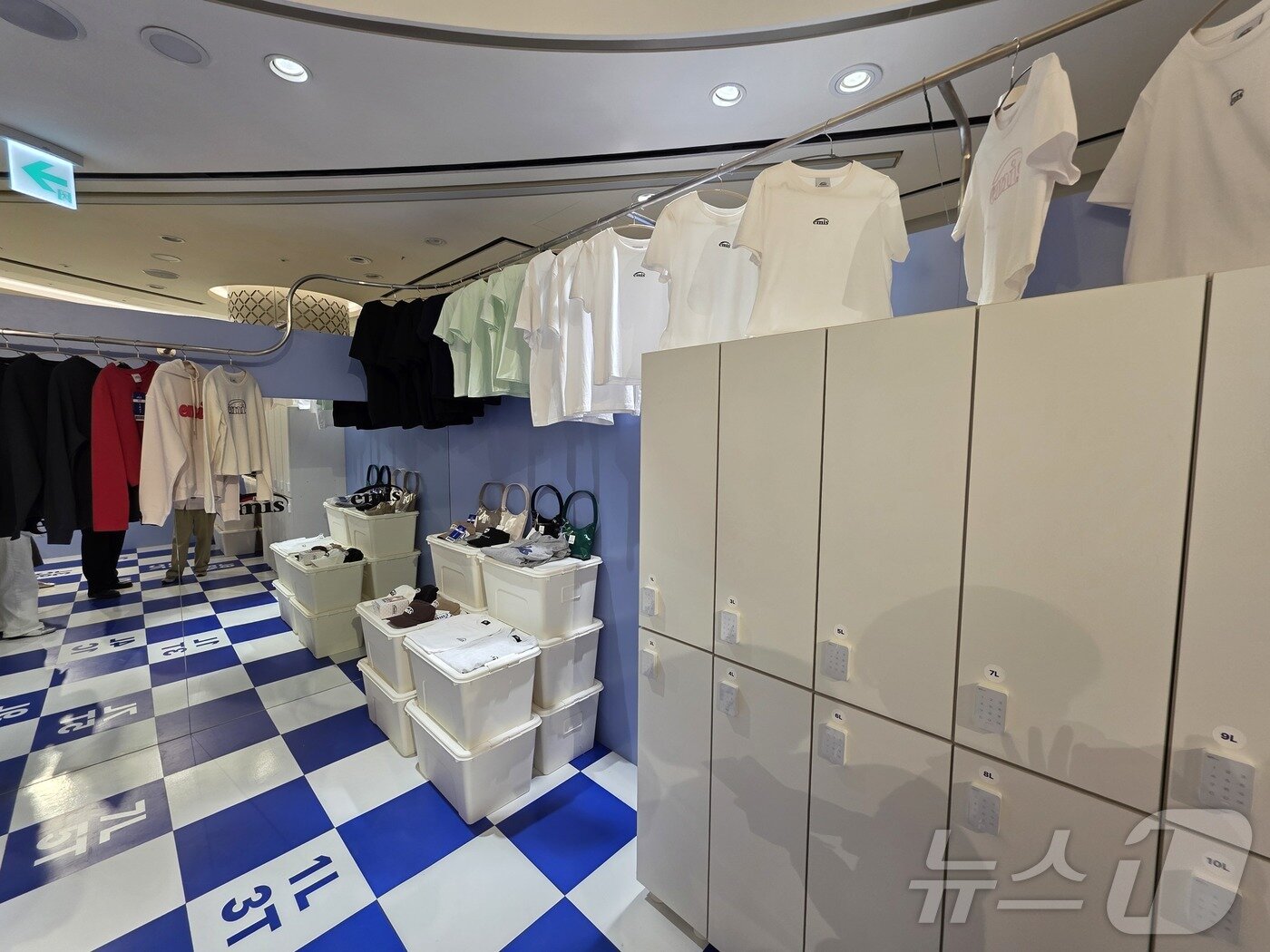 본문 이미지 - 롯데백화점이 15일 '롯데타운 명동 페스티벌'을 개최했다. 라커룸 형태로 꾸며진 이미스 공간. ⓒ 뉴스1 이형진 기자